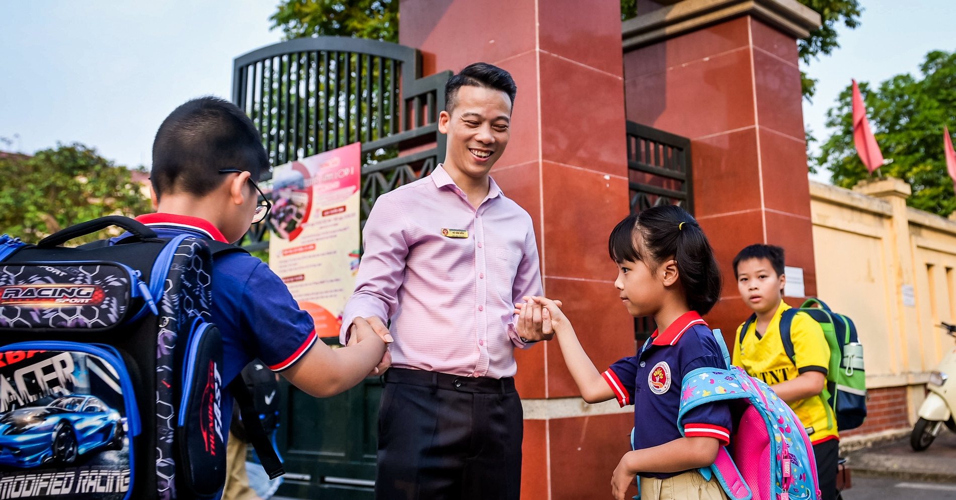 Thầy hiệu phó và &amp;apos;cuộc cách mạng nhỏ&amp;apos; bỏ giám thị, đón học trò bằng cái bắt tay