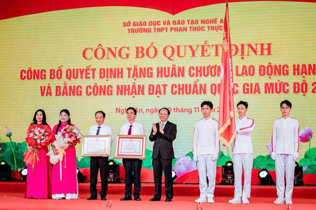 Trường THPT Phan Thúc Trực - Nghệ An nhận Huân chương Lao động hạng Ba