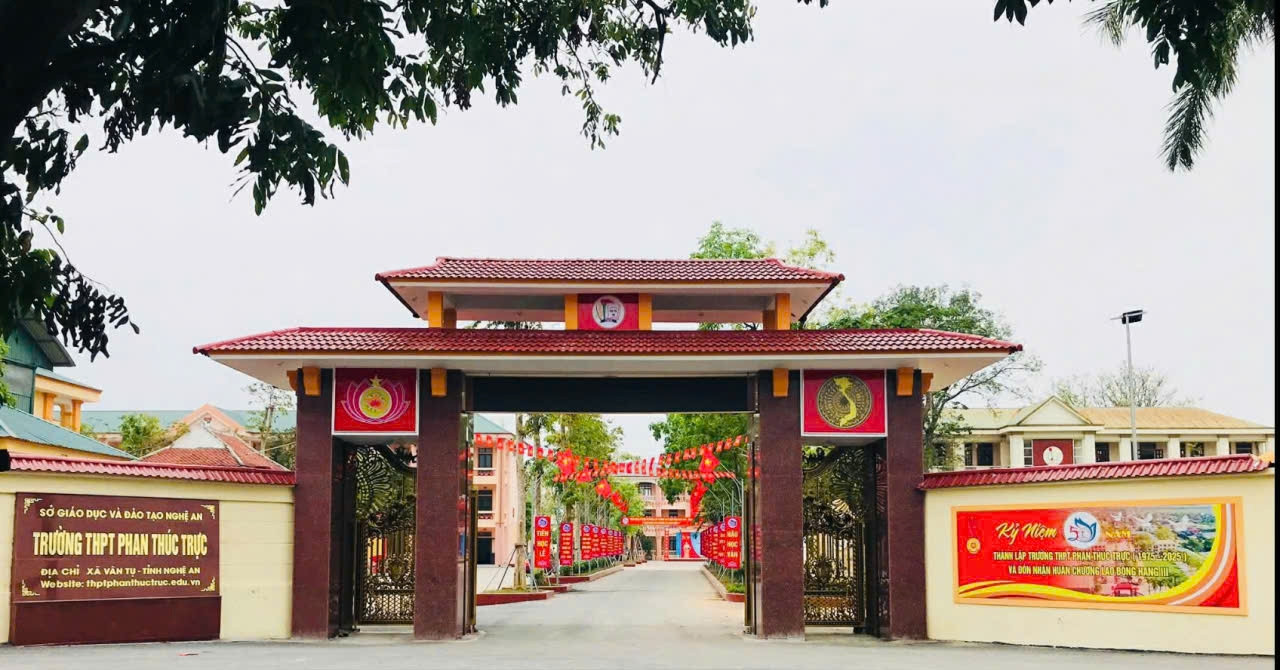 Trường THPT Phan Thúc Trực - Nghệ An nhận Huân chương Lao động hạng Ba