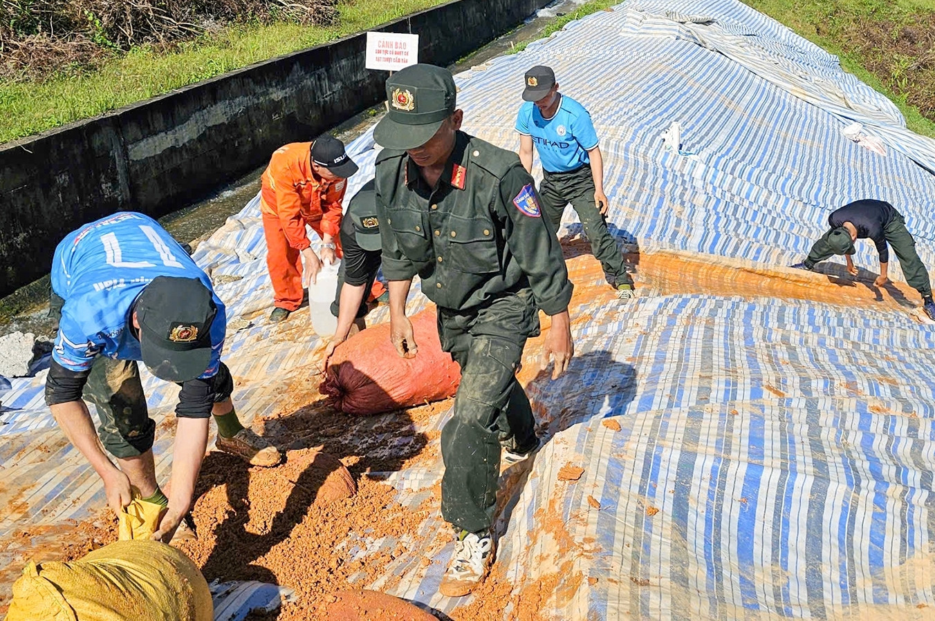 Vết nứt ở hồ có dung tích 1,7 triệu m³ khiến chính quyền Lâm Đồng ra quyết định khẩn cấp