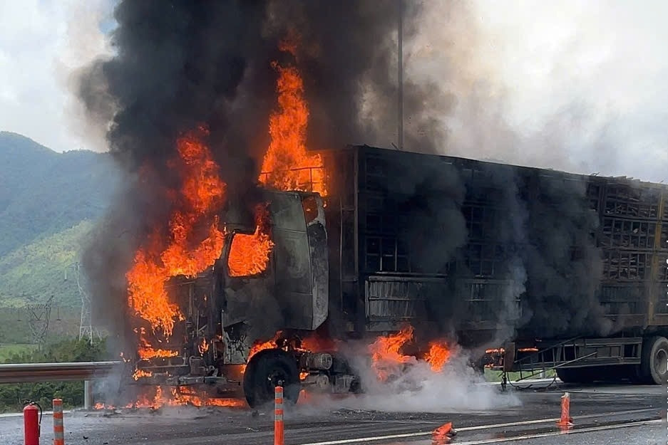 Xe đầu kéo bất ngờ bốc cháy ngùn ngụt trên cao tốc Vũng Áng - Bùng