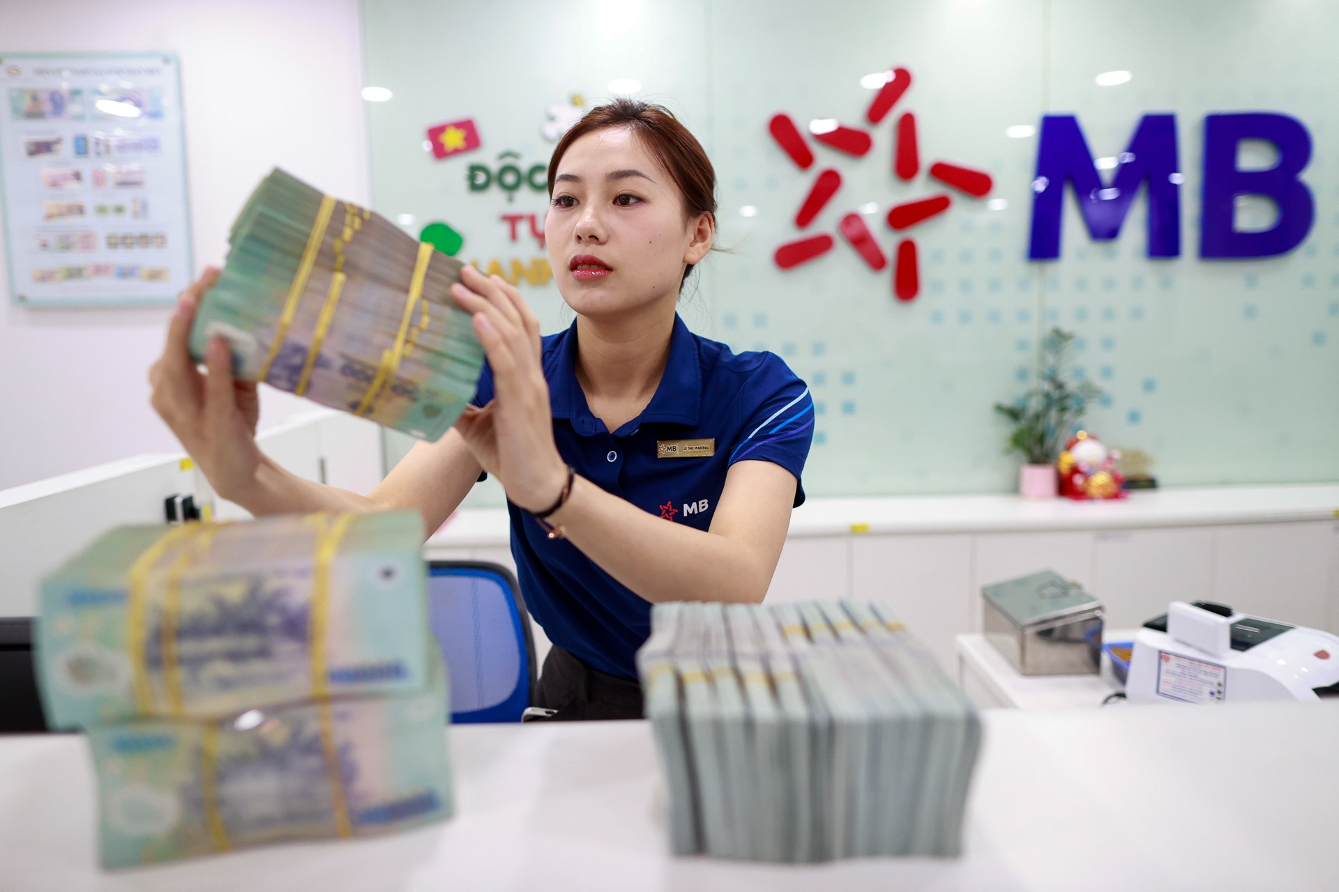 Lãi suất ngân hàng hôm nay 1/12/2025: Nhà băng 'mở hàng' tăng lãi suất tháng 12