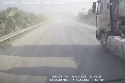 3 sai lầm tai hại của tài xế ô tô 16 chỗ tông vào đuôi xe hút bụi trên cao tốc