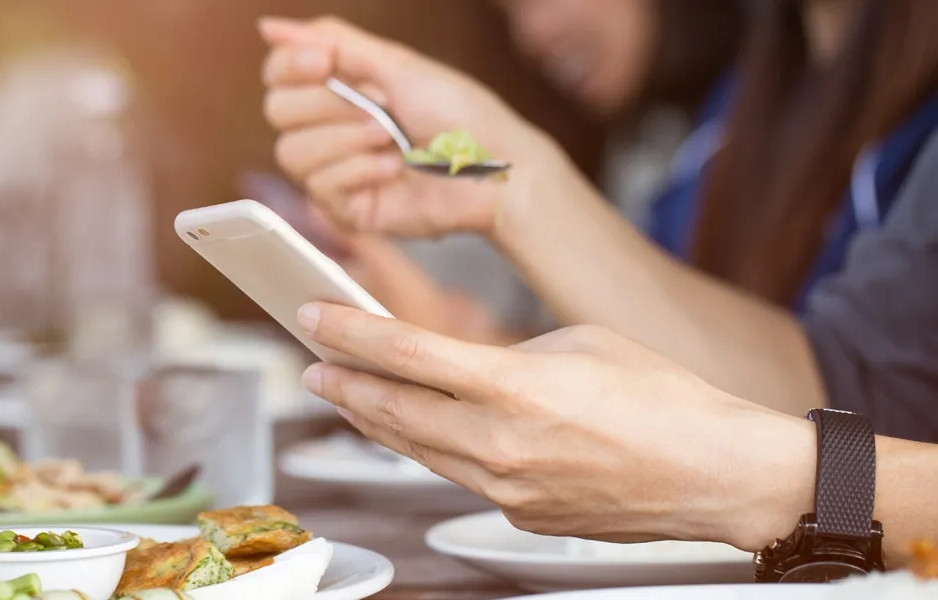 4 tác động cực xấu đến sức khỏe từ thói quen của hàng triệu người mỗi khi ăn