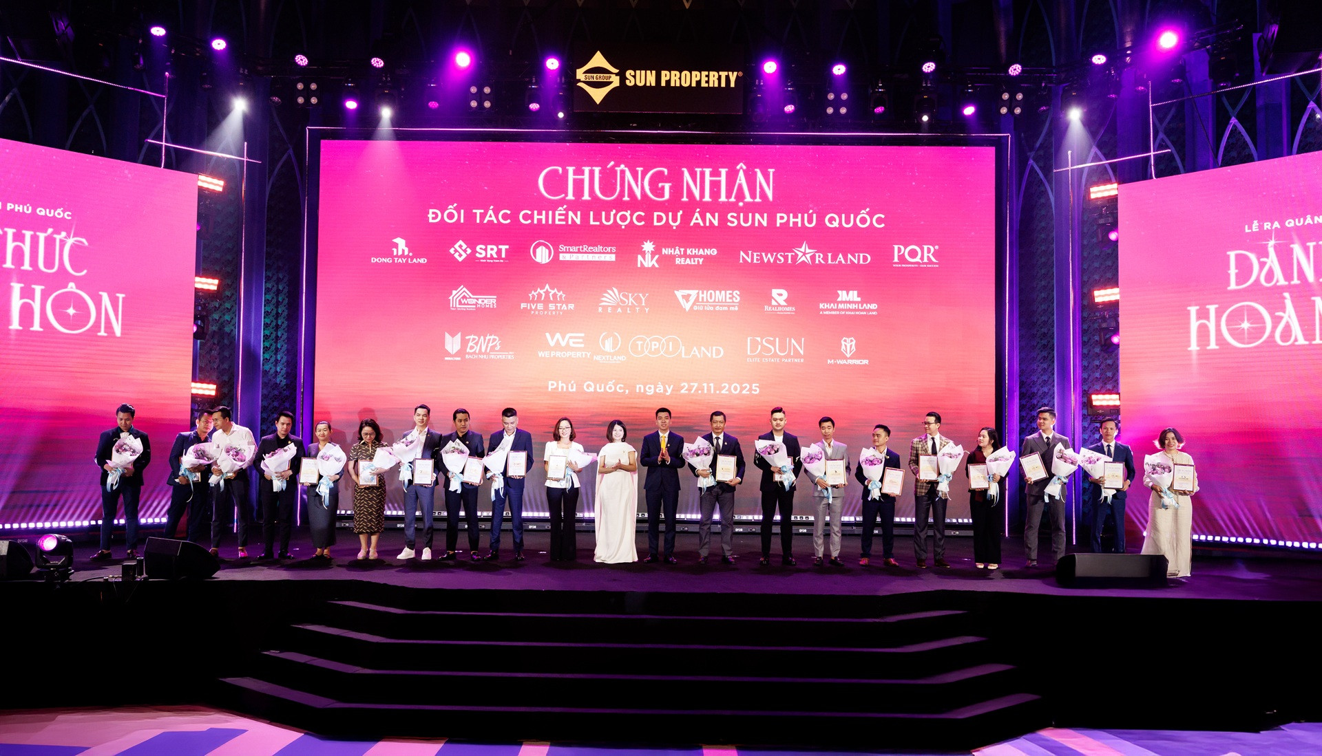 5.trao chung nhan kick off do thi phu quoc.jpg