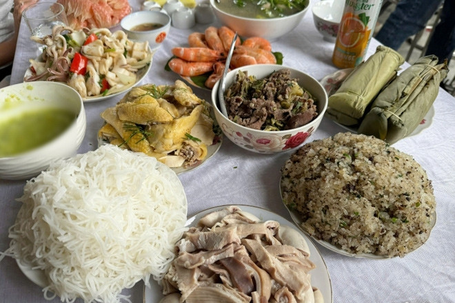 Ăn cỗ quê mừng 1 triệu, cô gái bức xúc vác bụng đói về vì tục lấy phần