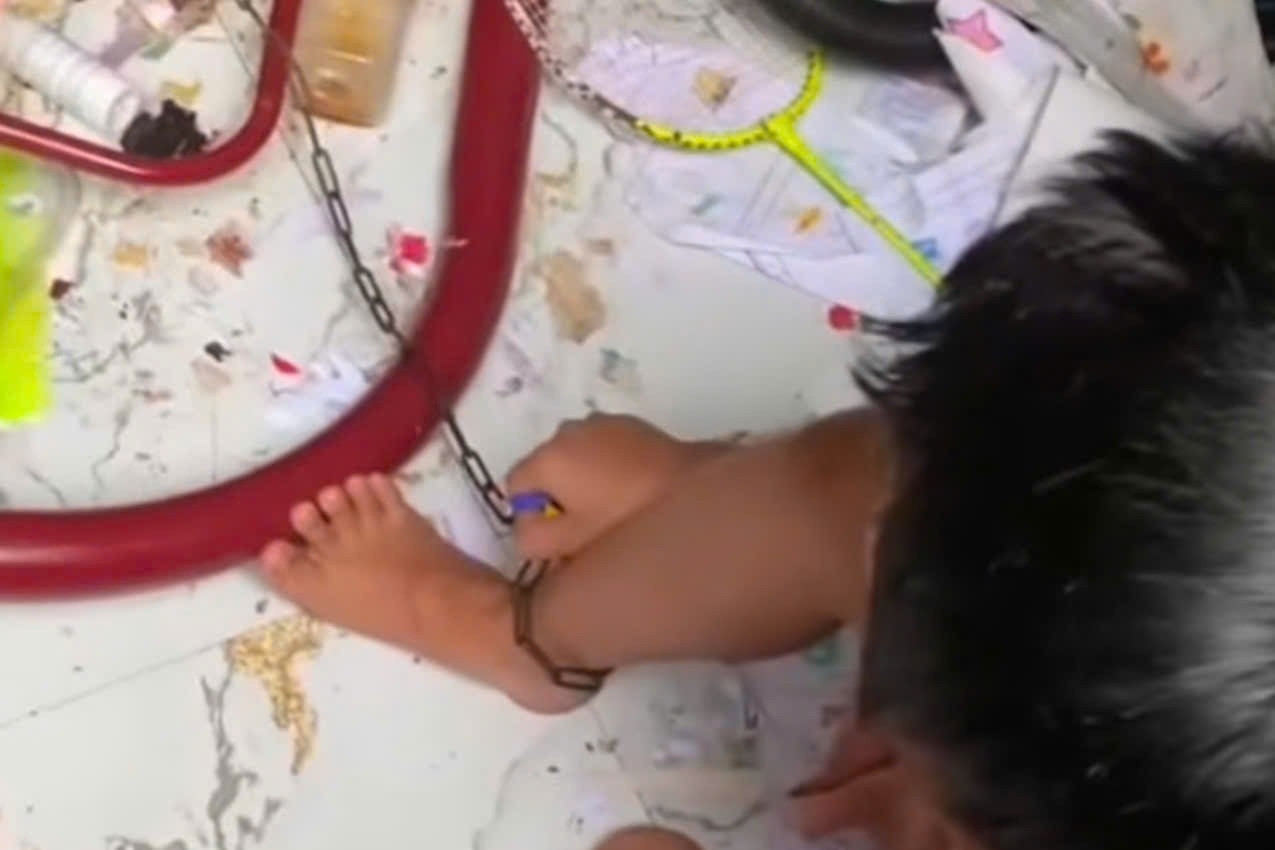 Bé gái mồ côi nghi bị bố xích chân trong căn phòng ngập rác