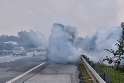 Cháy xe chở phế liệu trên cao tốc Nội Bài - Lào Cai