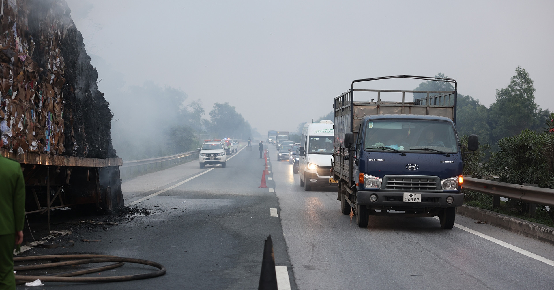 Cháy xe chở phế liệu trên cao tốc Nội Bài - Lào Cai