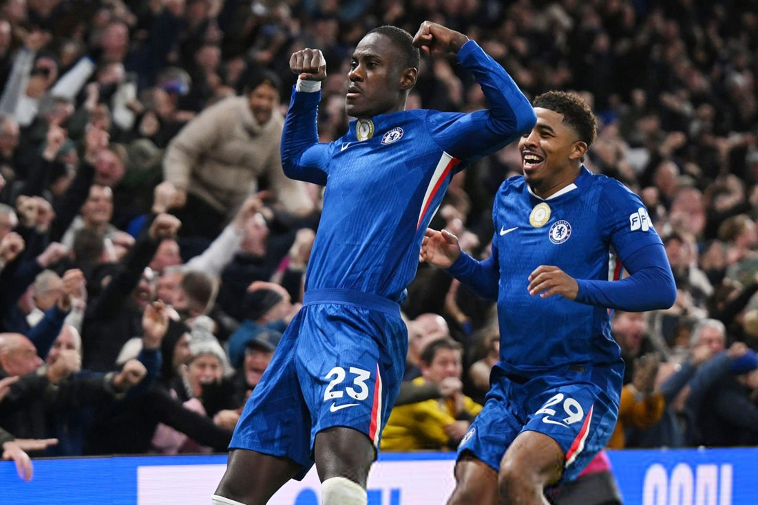 Chelsea hòa Arsenal dù chơi thiếu người