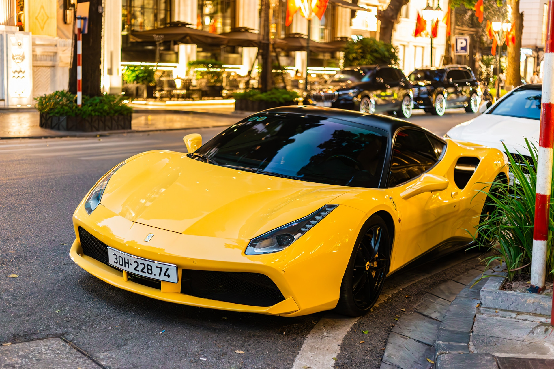 Dàn siêu xe, xe sang trăm tỷ dạo phố Hà Nội, chiếc đắt nhất giá hơn 20 tỷ