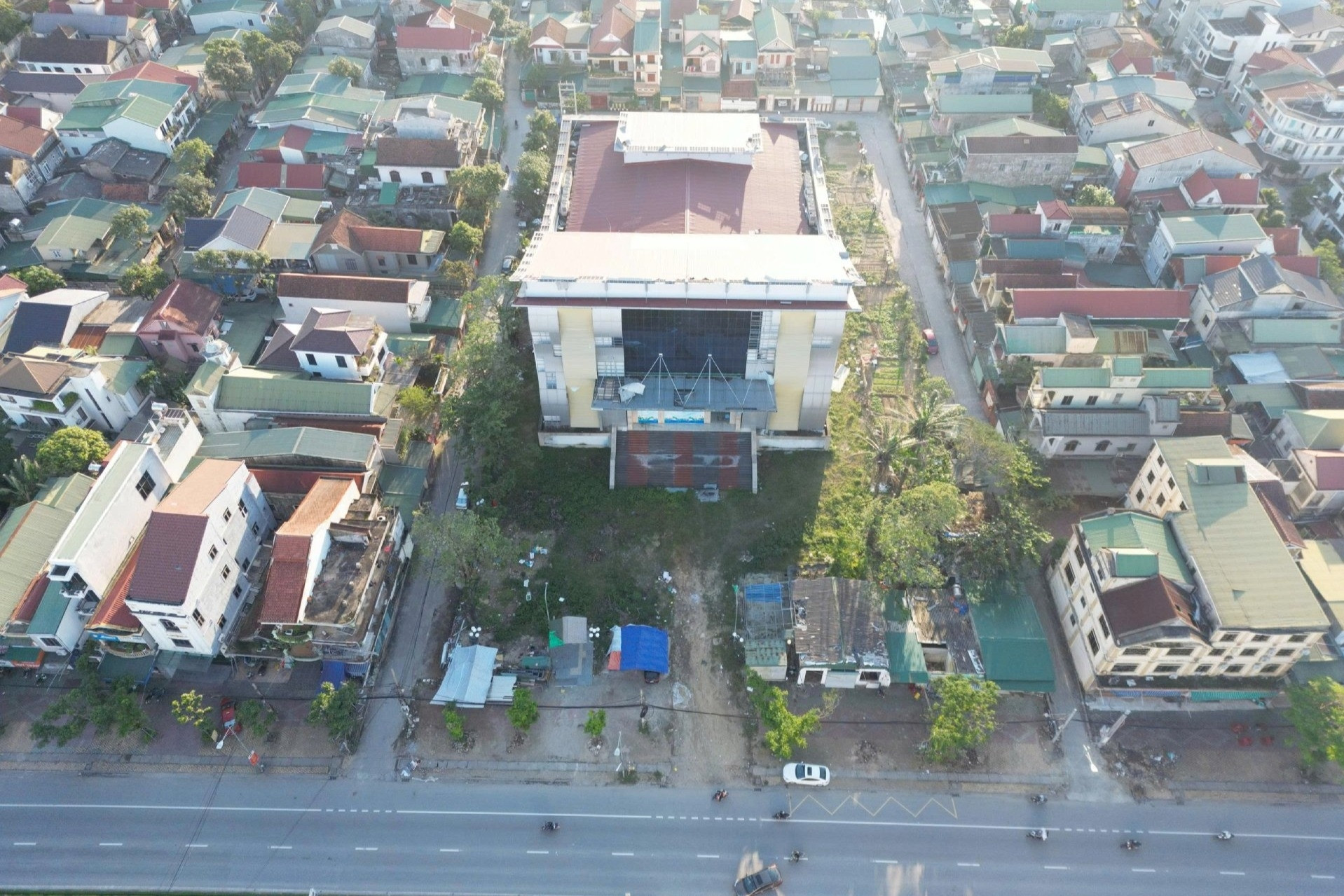 Dự án 70 tỷ đồng dang dở gần 1 thập kỷ, hoang tàn trên 'đất vàng' Nghệ An