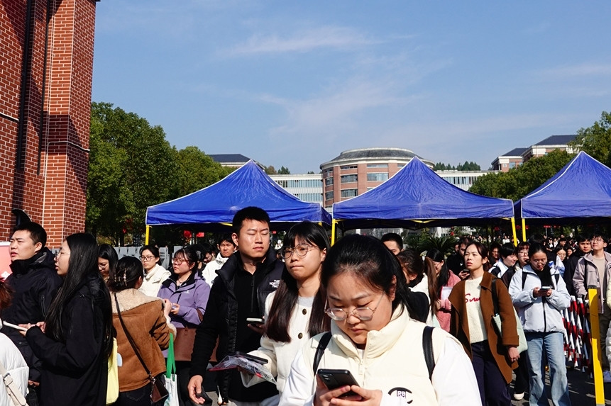 Hàng triệu người chen chân thi công chức, kỳ vọng công việc ổn định suốt đời