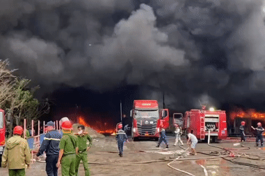 Kho hàng ở Đà Nẵng bốc cháy dữ dội kèm tiếng nổ lớn, cột khói cao hàng trăm mét