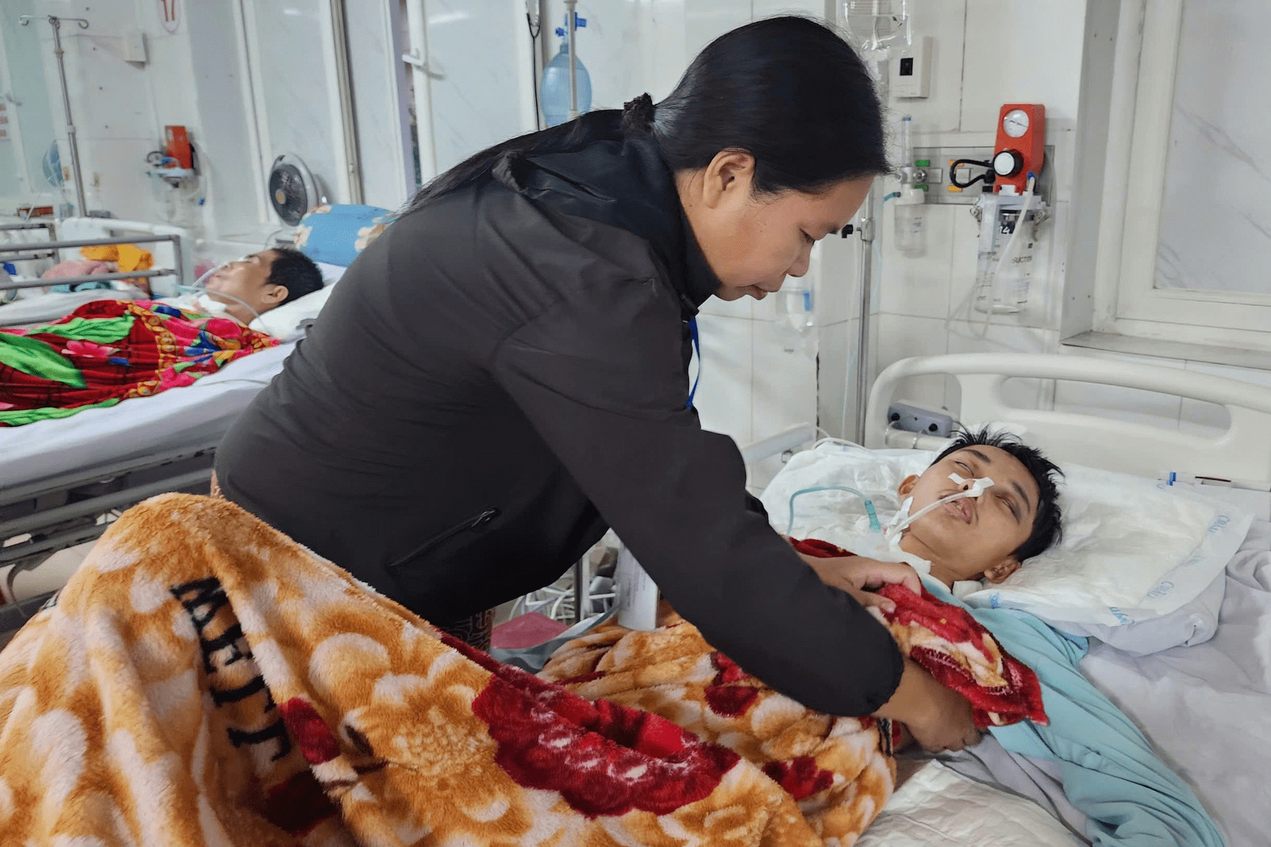 Mẹ nghèo ở Quảng Trị khẩn cầu níu giữ sự sống cho con trai tai nạn nguy kịch