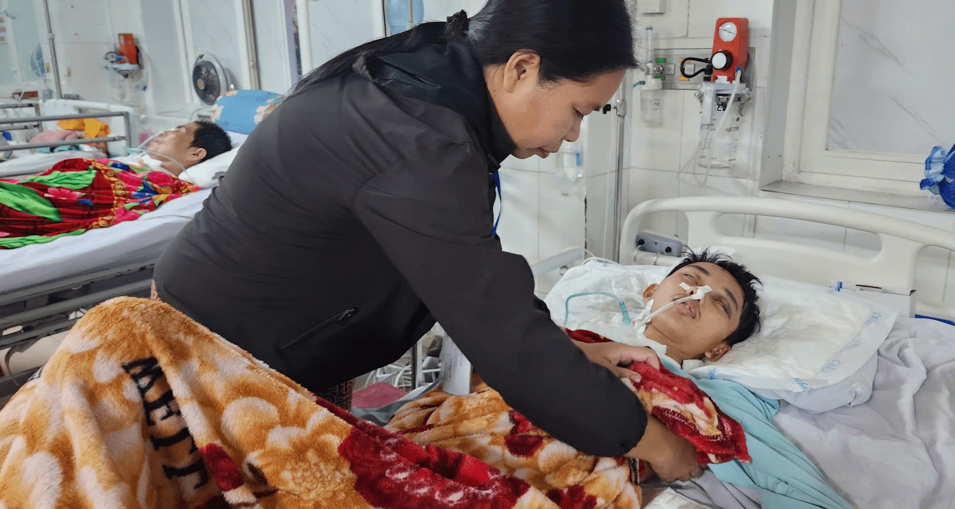 Mẹ nghèo ở Quảng Trị khẩn cầu níu giữ sự sống cho con trai tai nạn nguy kịch