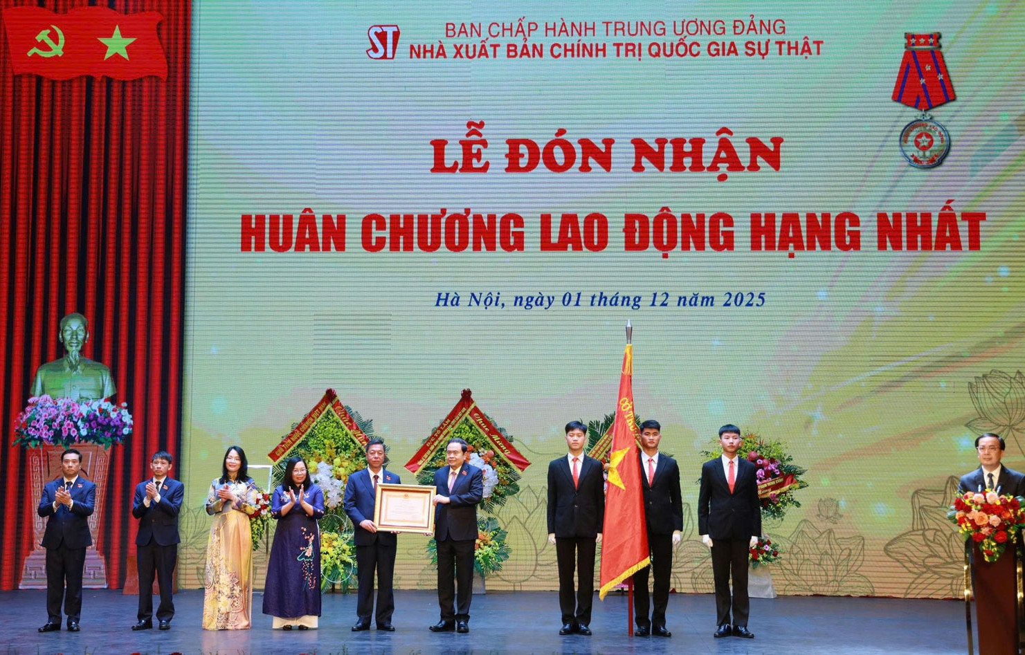 Nhà xuất bản Chính trị quốc gia Sự thật nhận Huân chương Lao động hạng Nhất