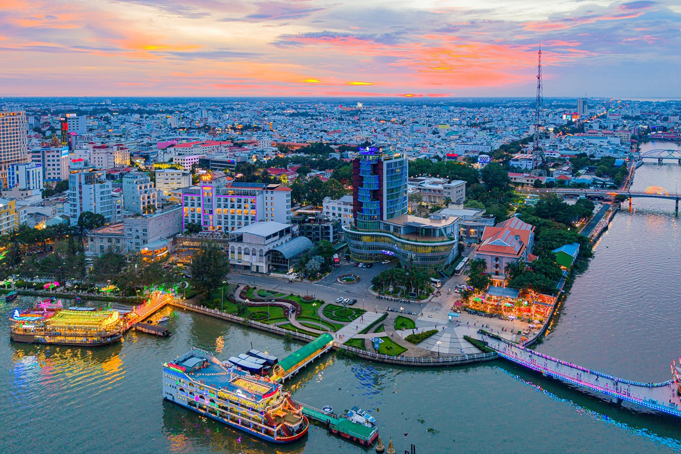 Những địa điểm tham quan nổi tiếng ở phường đông dân nhất Cần Thơ