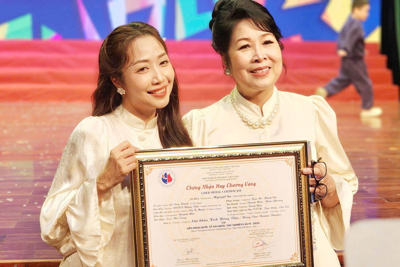 Ốc Thanh Vân &apos;ẵm&apos; huy chương vàng, con trai NSND Hồng Vân nhận giải bất ngờ