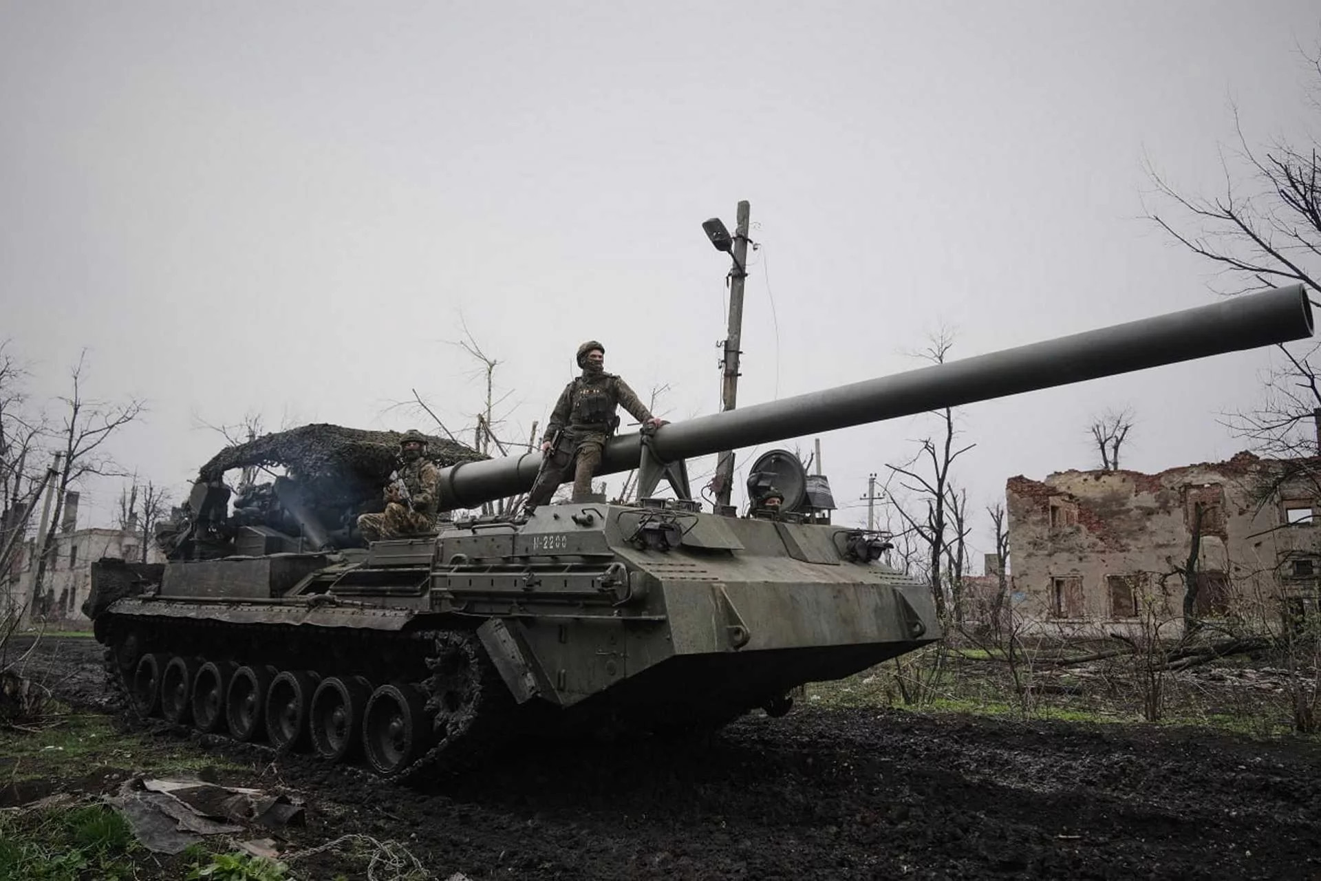 Pháo tự hành 2S7M Malka 203mm.jpg