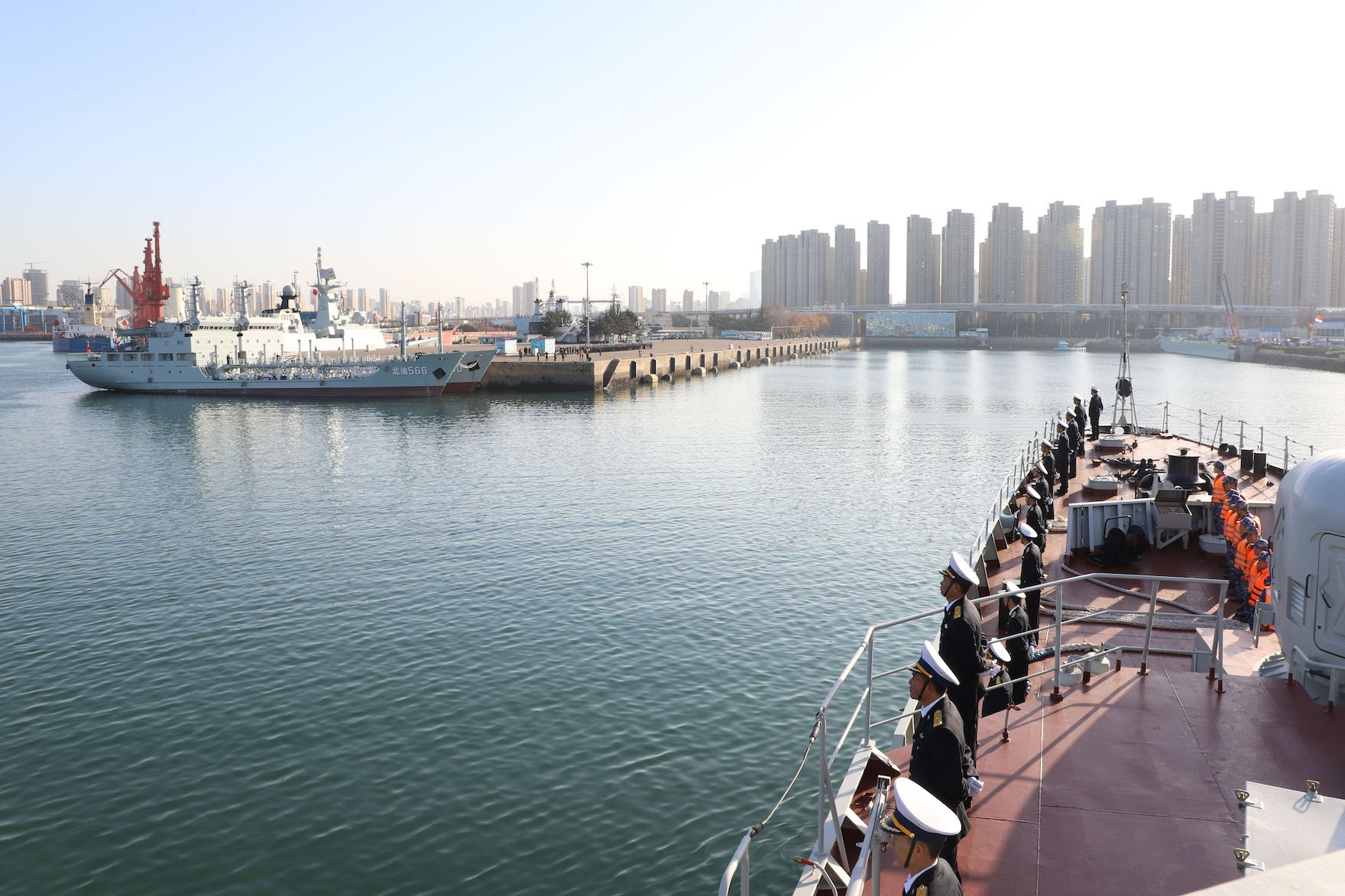 Tàu 015-Trần Hưng Đạo cập cảng Thanh Đảo, Trung Quốc