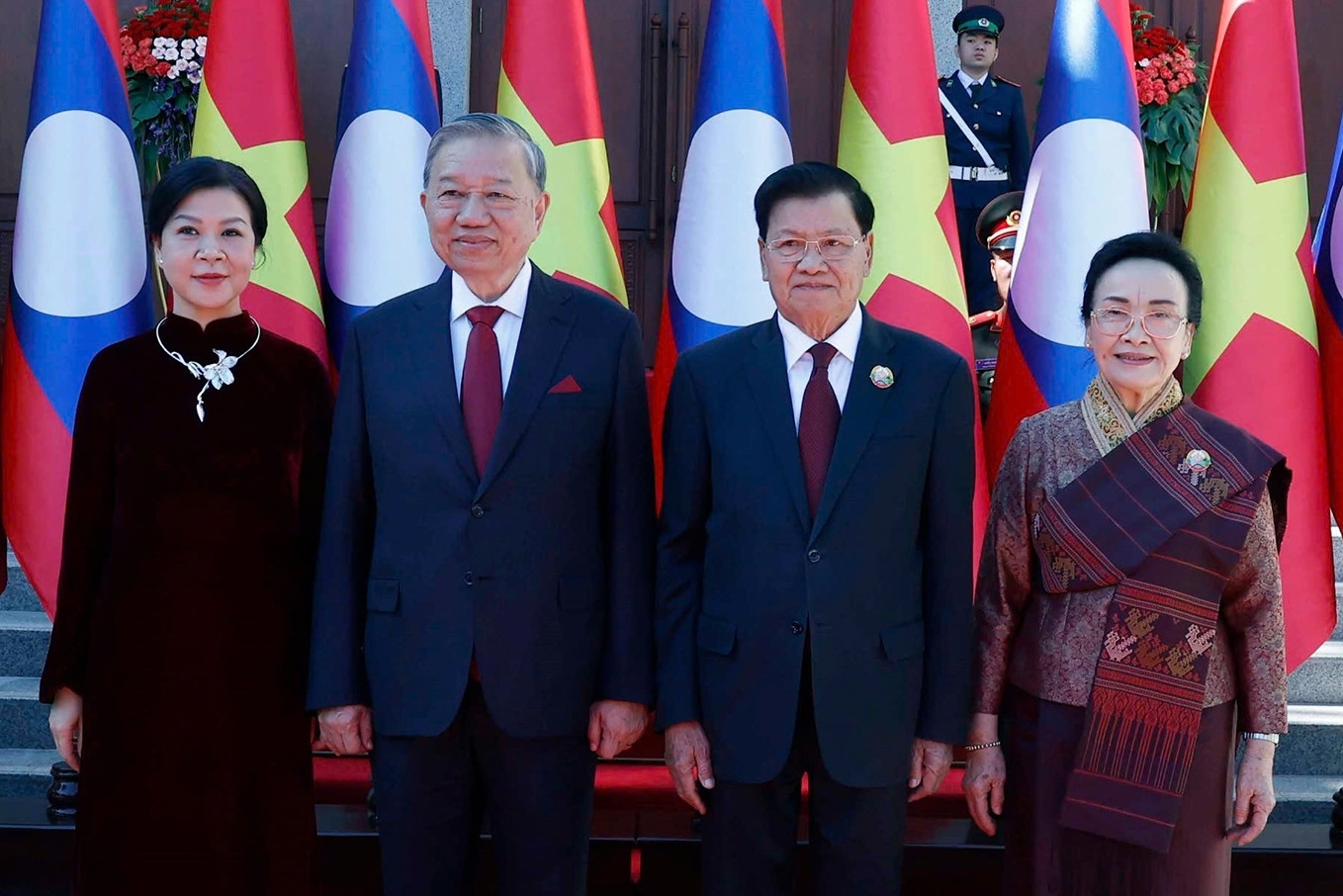 Tổng Bí thư Lào và phu nhân chủ trì lễ đón Tổng Bí thư Tô Lâm và phu nhân