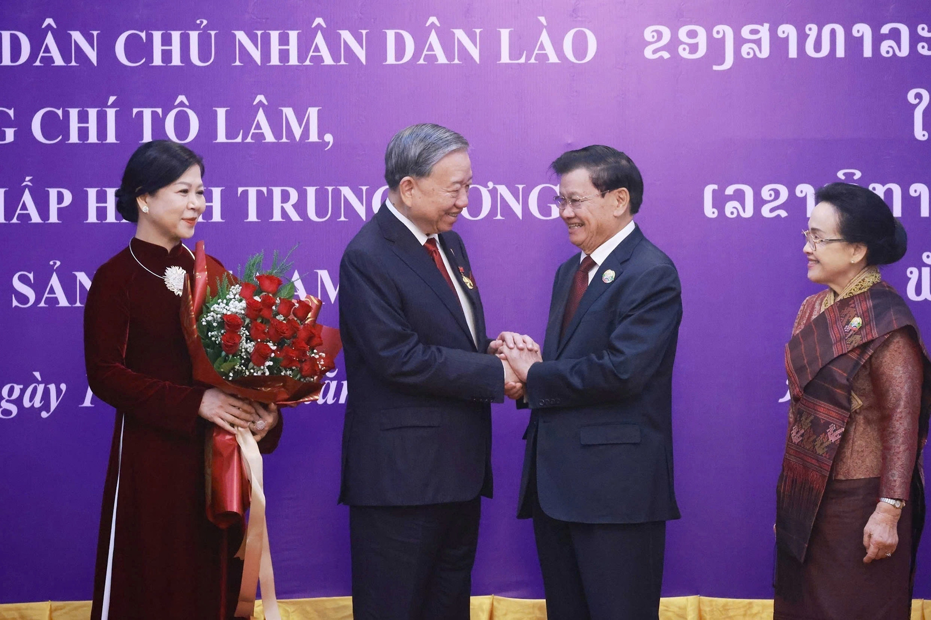 Tổng Bí thư Tô Lâm nhận Huân chương Vàng Quốc gia của Lào