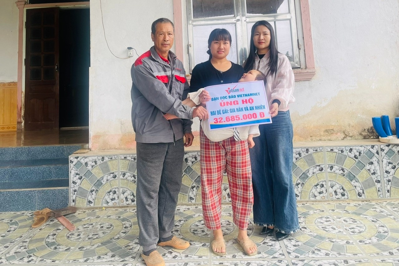 Trao thêm hơn 32 triệu đồng tới người mẹ nuôi 2 con tàn tật ở Hà Tĩnh