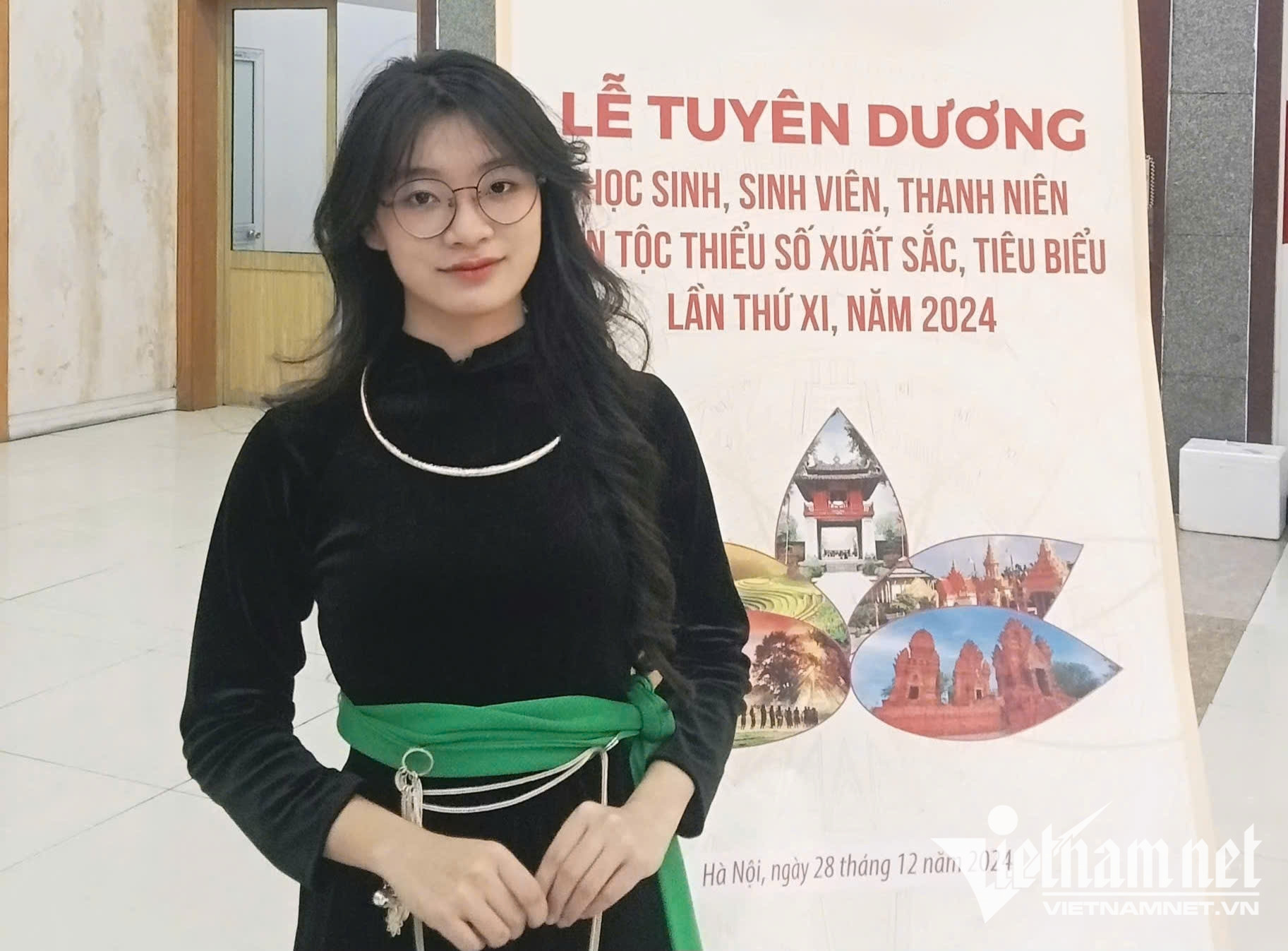 W-Em Hoàng Tiểu Lam tại Lễ tuyên dương học sinh, sinh viên, thanh niên dân tộc thiểu số xuất sắc, tiêu biểu lần thứ XI, năm 2024
.jpg