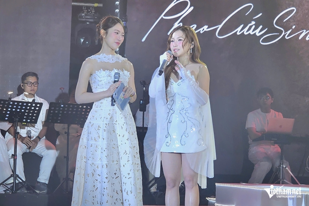 Hương Tràm tại showcase Phao cứu sinh