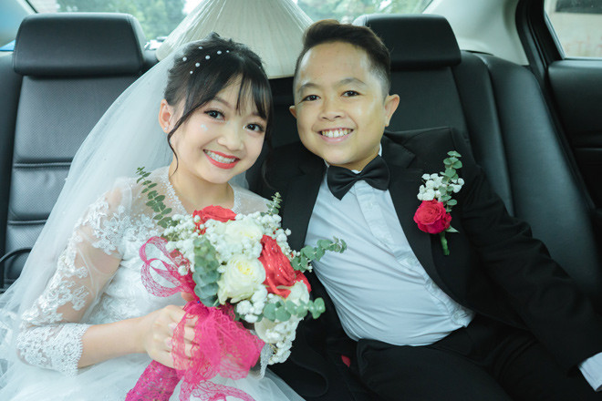 Cặp đôi tí hon đôn đáo ‘chạy cỗ’ vì khách "khôn...