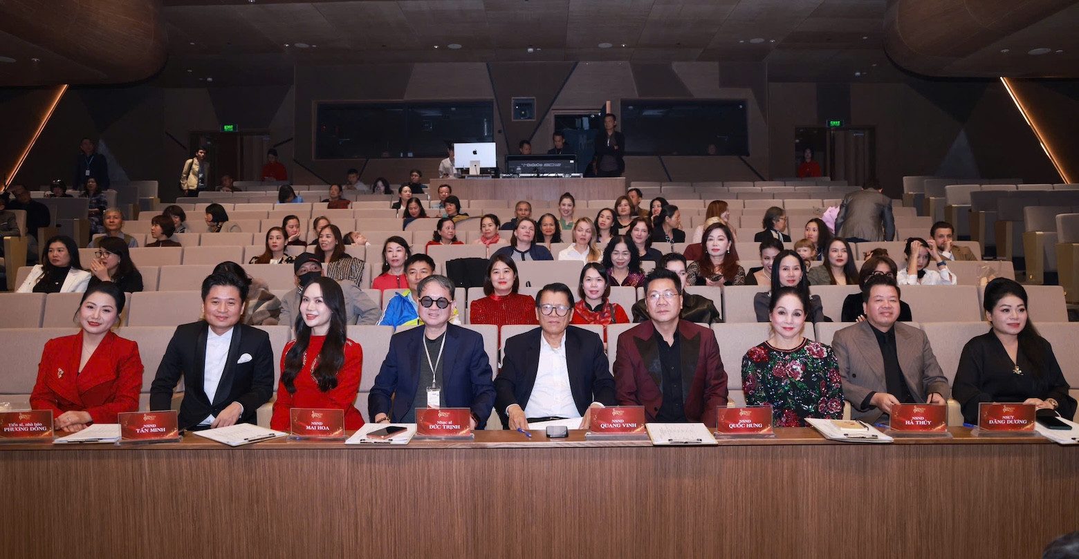 Ban giám khảo (1).jpg