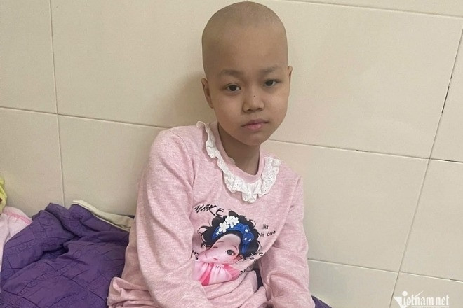 Bé gái mắc ung thư xương khẩn cầu mẹ 'giữ lại chân cho con'