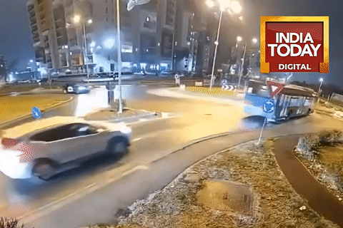 Cảnh tượng khó tin, Mercedes “cất cánh” bay qua hai ô tô vì tài xế bất tỉnh