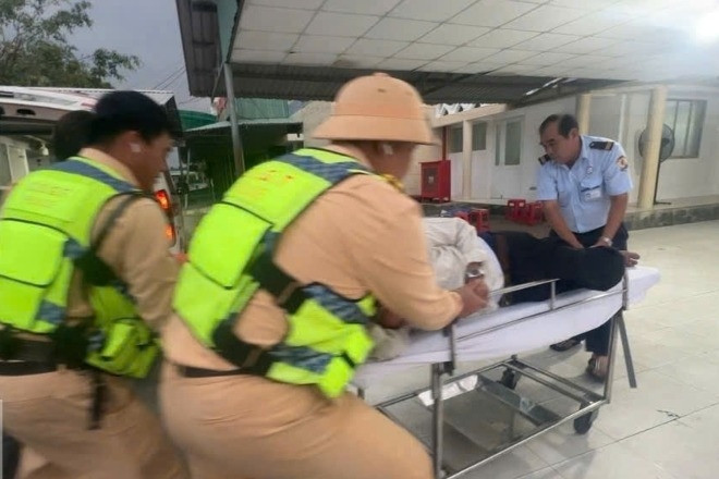 CSGT mở đường, cứu sống hành khách ngưng thở trên xe giường nằm