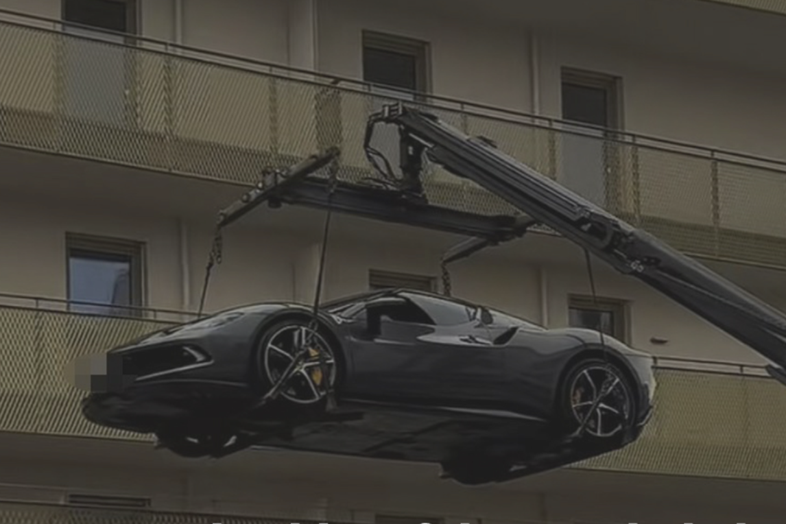 Đưa Ferrari lên ban công để trưng bày, dân chơi bị cảnh sát 'hỏi thăm'