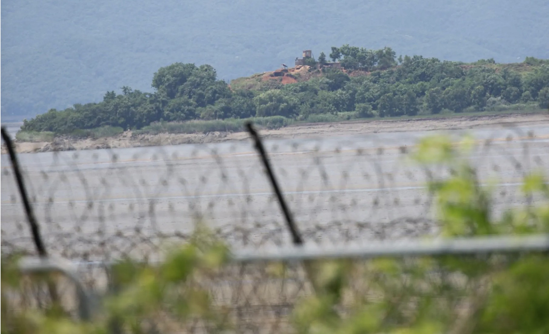 Hình ảnh một trạm biên phòng của Triều Tiên nhìn từ phía Hàn Quốc. Ảnh: EFE/EPA