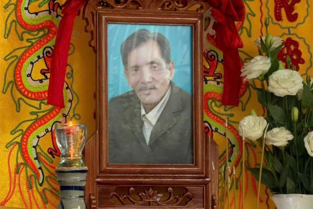 Gia đình đưa diễn viên Thương Tín đi an táng, hàng xóm lặng lẽ dõi theo