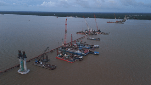 Ngày đêm thi công cầu dây văng gần 4.000 tỷ đồng nối Vĩnh Long với Cần Thơ