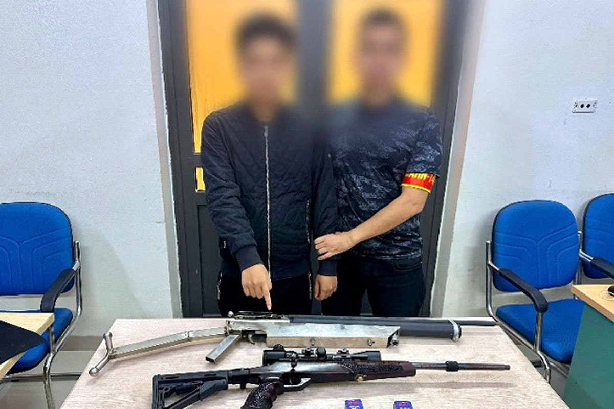 Hà Nội: Phát hiện nam thiếu niên 16 tuổi cất giấu ‘kho’ vũ khí trong nhà