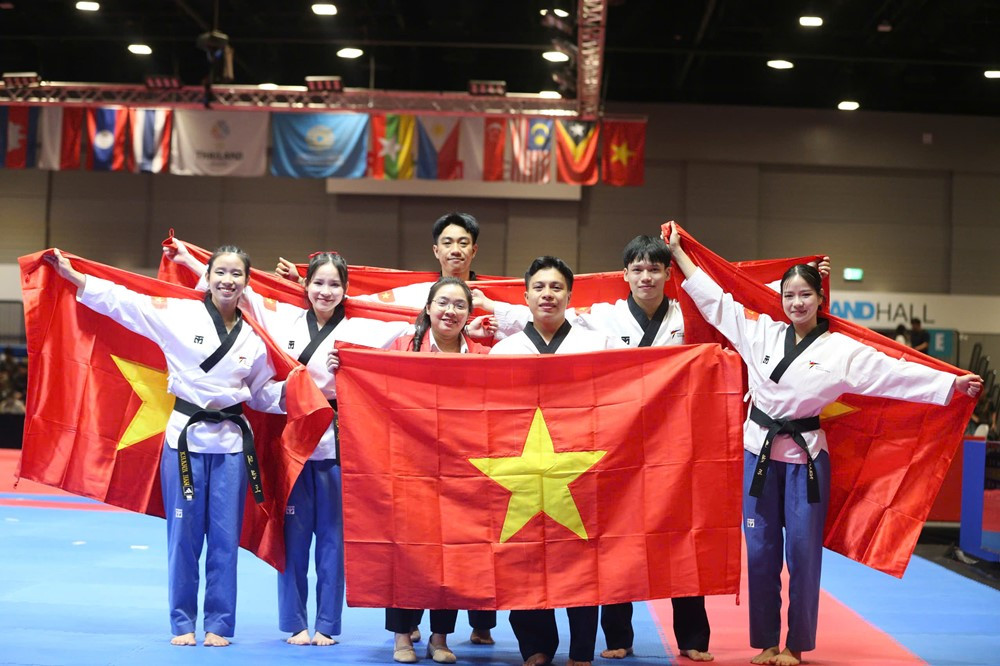 https://vms-files.vietnamnet.vn/vps_images_publish/000001/000003/2025/12/10/hcv-taekwondo-1-2969.jpg