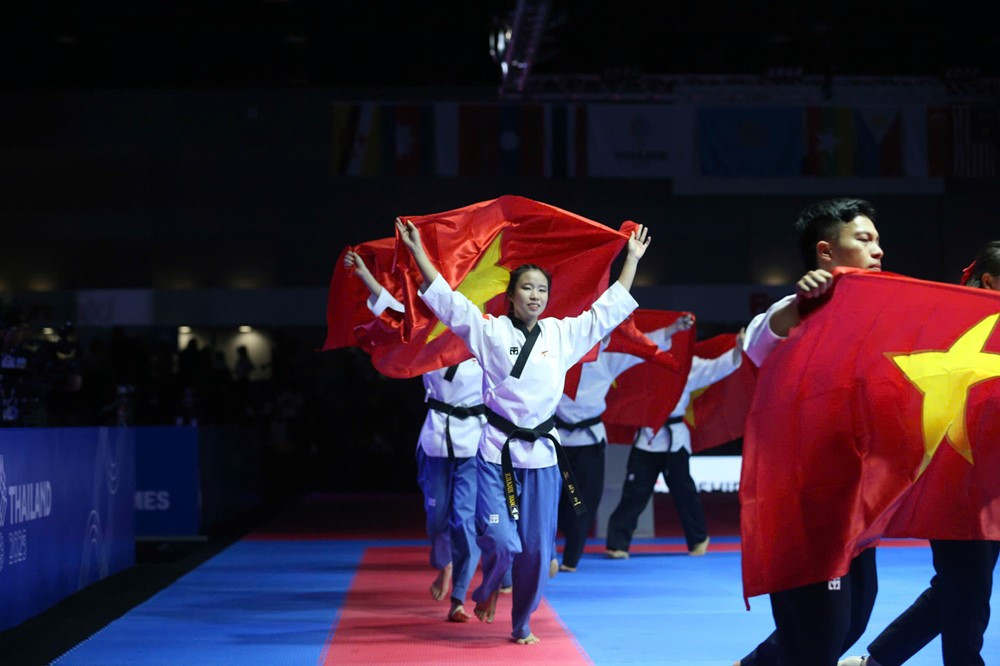 https://vms-files.vietnamnet.vn/vps_images_publish/000001/000003/2025/12/10/hcv-taekwondo-3-2968.jpg