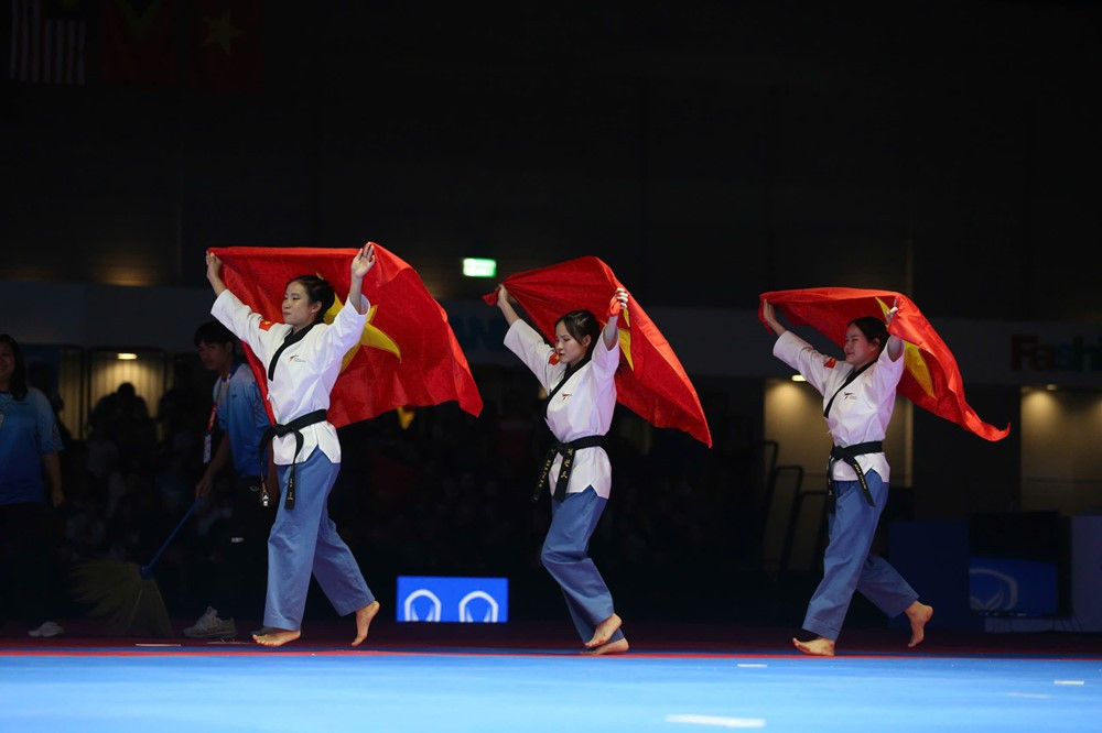 https://vms-files.vietnamnet.vn/vps_images_publish/000001/000003/2025/12/10/hcv-taekwondo-4-2967.jpg
