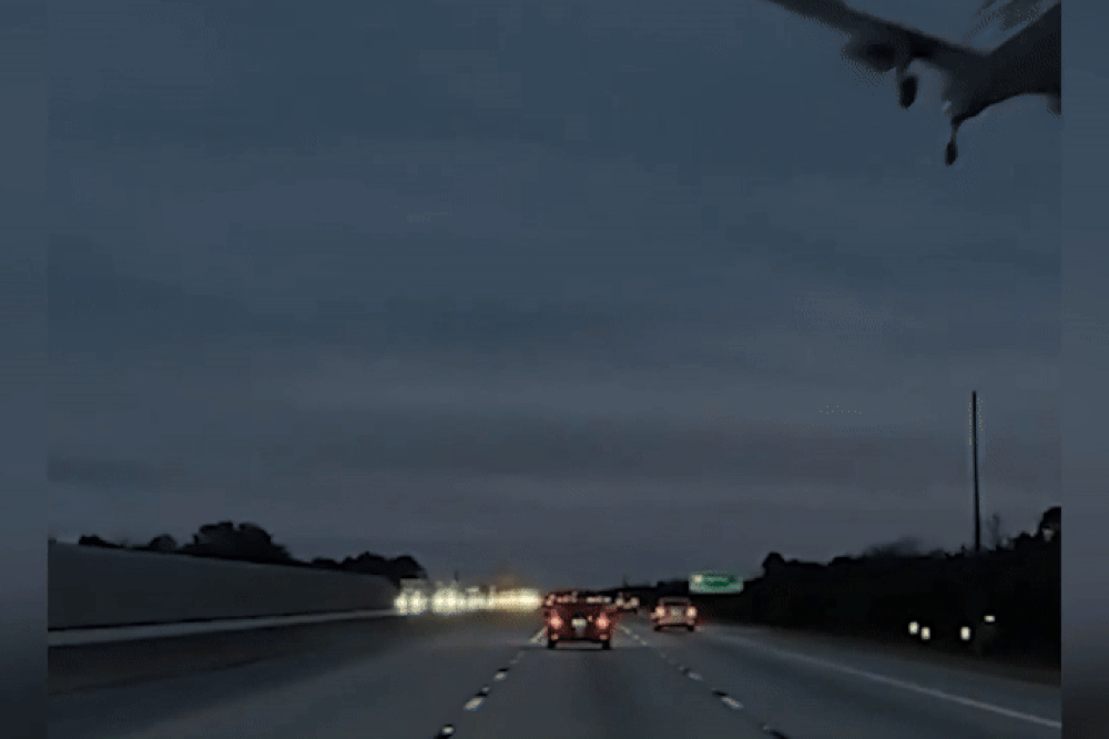 Khoảnh khắc máy bay hạ cánh khẩn cấp, đè trúng ô tô chạy trên cao tốc ở Mỹ