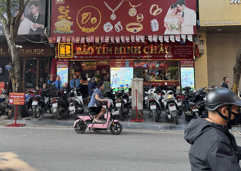 khach hang mua vang.jpg