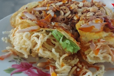 Món pizza ngon giòn, độc lạ kéo du khách đổ về lò hủ tiếu ở Cần Thơ