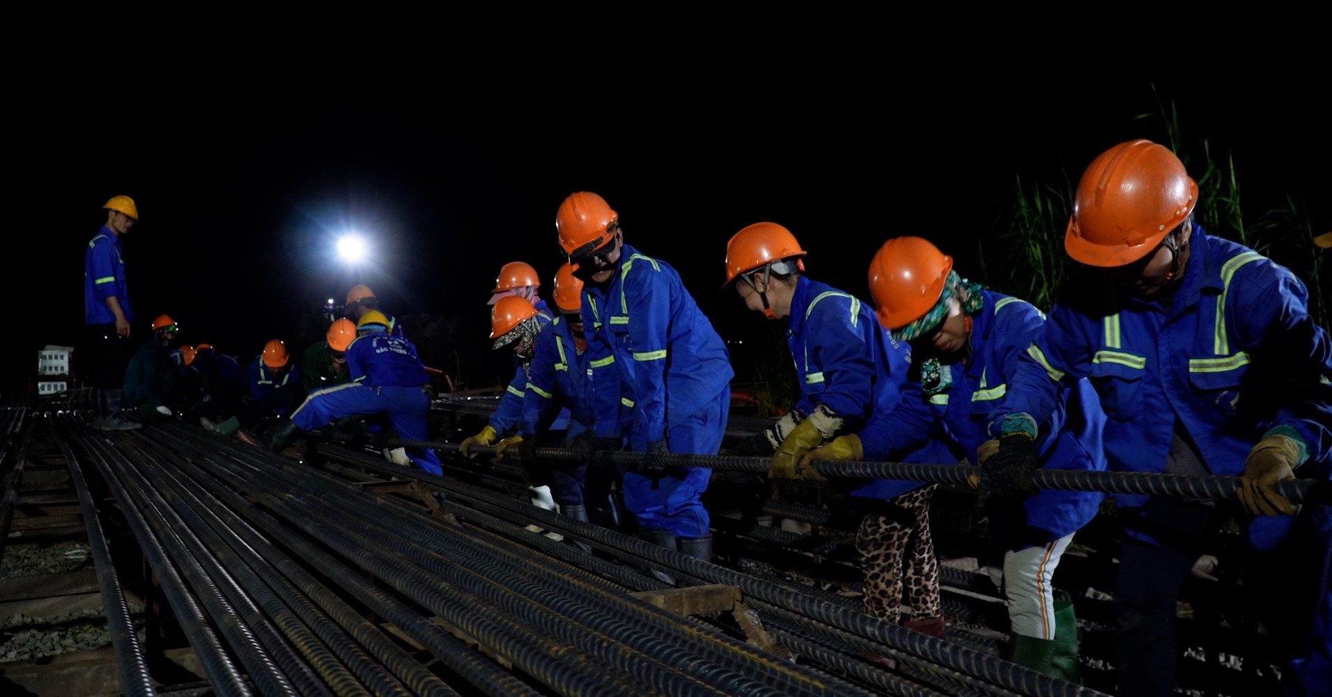 Ngày đêm thi công cầu dây văng gần 4.000 tỷ đồng nối Vĩnh Long với Cần Thơ