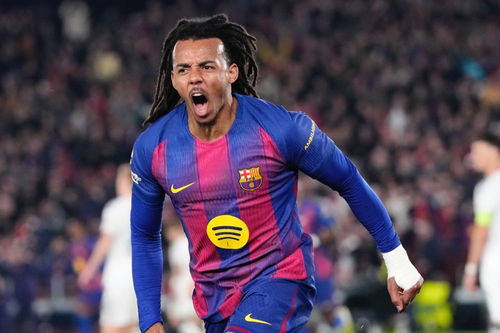 'Người hùng' Kounde giúp Barcelona thắng nghẹt thở