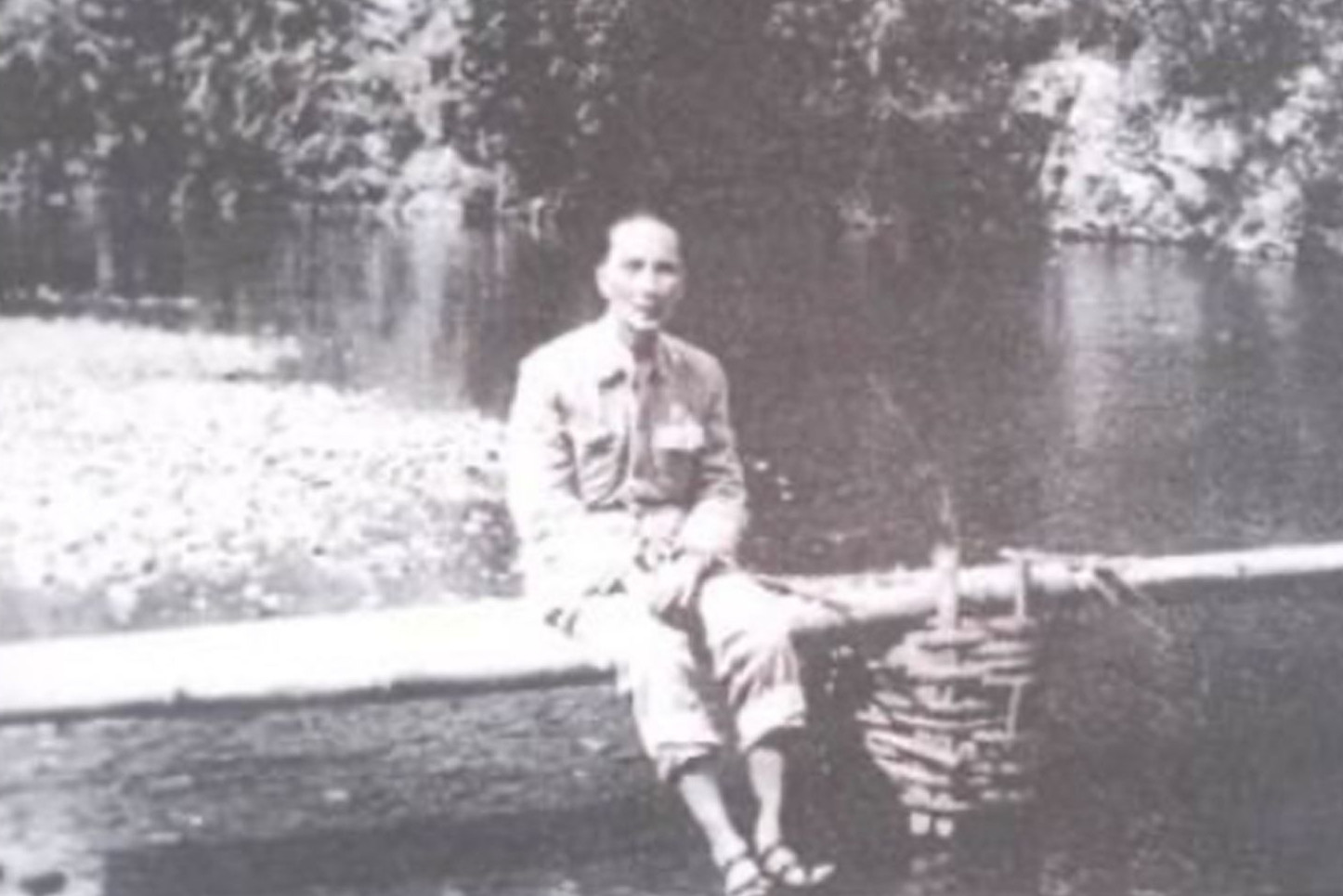 Người Việt Nam đầu tiên được cấp phép làm bác sĩ phẫu thuật là ai?