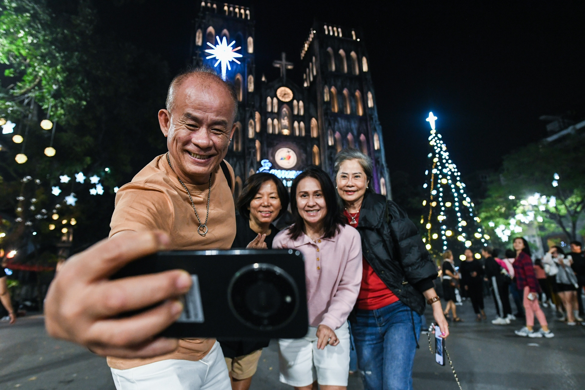 Nhà thờ Hà Nội trang hoàng rực rỡ, sẵn sàng lên đèn đón Giáng sinh